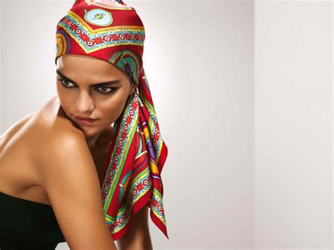 foulard hermes con tante donne come indossarlo|foulard hermes.